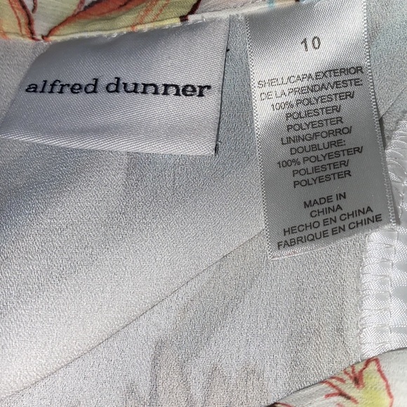 Alfred Dunner short sleeve lined floral button up blouse, Size 10, beige & blue - Picture 14 of 17